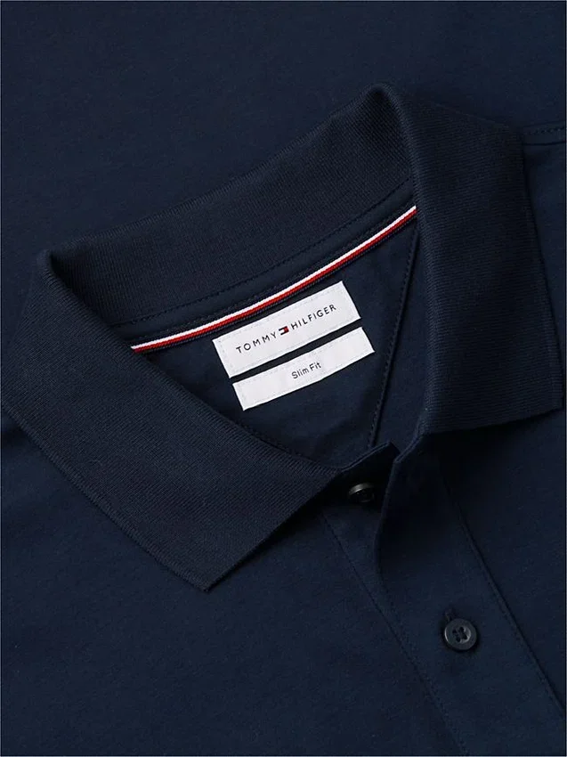 Polo de algodón liso de corte ajustado Polo de algodón liso de corte ajustado
