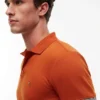 Polo de algodón liso de corte entallado