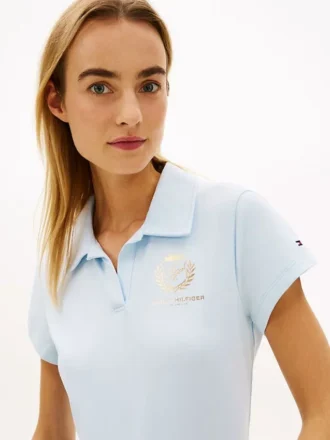 Polo de corte entallado con logotipo de hoja de laurel
