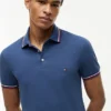 Polo de corte entallado con ribetes