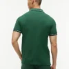 Polo de corte entallado con ribetes