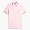Polo de corte entallado con ribetes