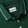 Polo de corte entallado con ribetes