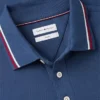 Polo de corte entallado con ribetes