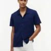 Polo de corte regular con bolsillo de malla