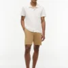 Polo de corte regular con bolsillo de malla