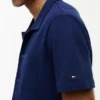 Polo de corte regular con bolsillo de malla