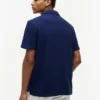 Polo de corte regular con bolsillo de malla