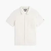 Polo de corte regular con bolsillo de malla