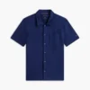 Polo de corte regular con bolsillo de malla