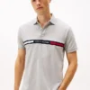 Polo de corte regular con rayas bordadas