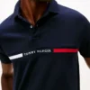 Polo de corte regular con rayas bordadas