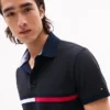 Polo de corte regular con rayas bordadas