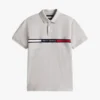Polo de corte regular con rayas bordadas