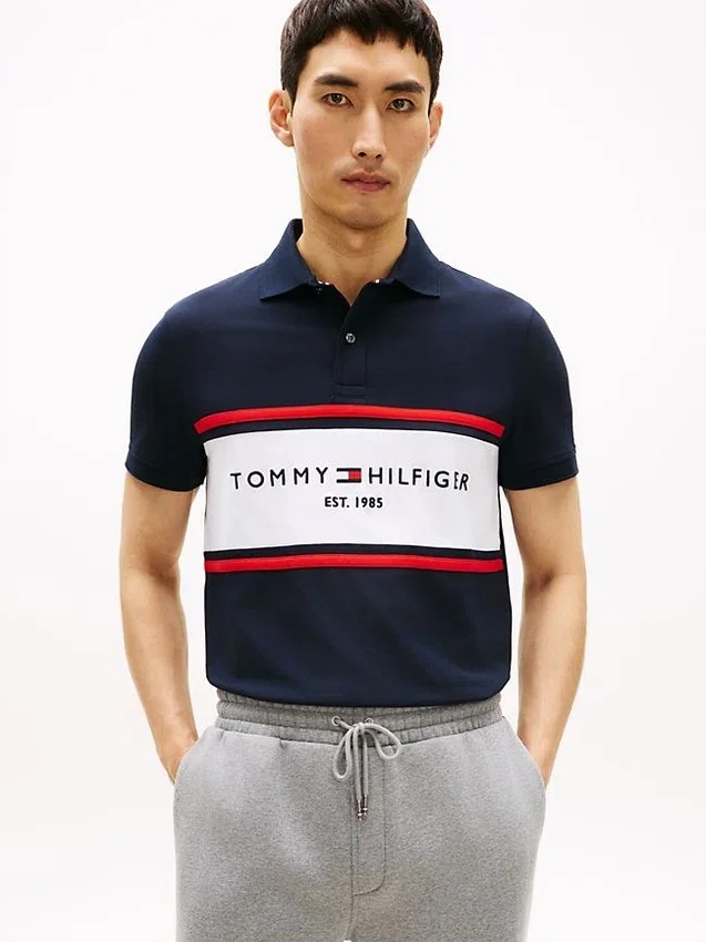 Polo de corte regular con rayas y logotipo de Tommy Polo de corte regular con rayas y logotipo de Tommy