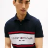 Polo de corte regular con rayas y logotipo de Tommy Polo de corte regular con rayas y logotipo de Tommy