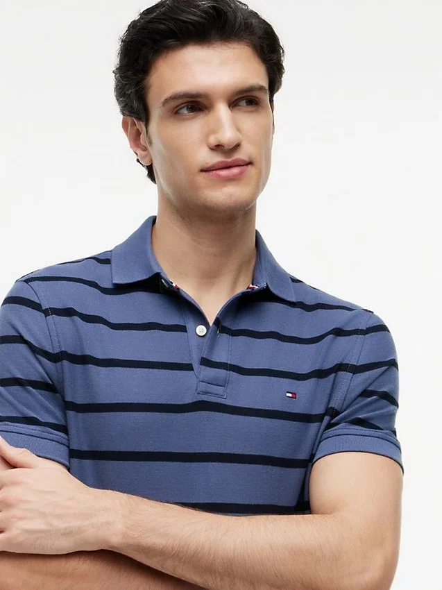 Polo de corte regular con rayas y tejido transpirable Polo de corte regular con rayas y tejido transpirable