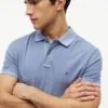 Polo de corte regular teñido en prenda