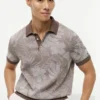 Polo de manga corta con estampado tropical