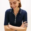 Polo de manga corta con ribetes y corte entallado Polo de manga corta con ribetes y corte entallado