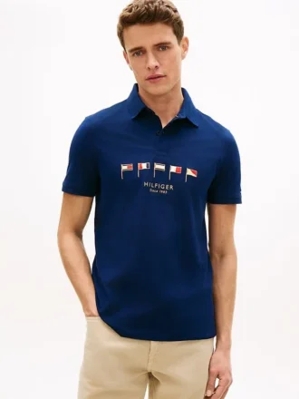 Polo de piqué con bandera náutica de corte regular