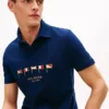 Polo de piqué con bandera náutica de corte regular Polo de piqué con bandera náutica de corte regular