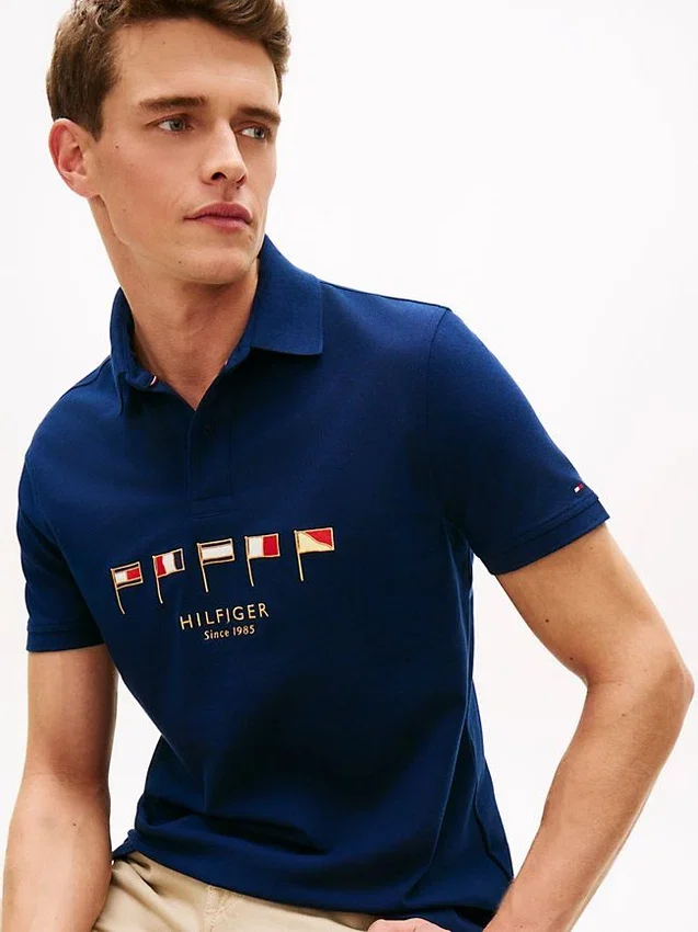 Polo de piqué con bandera náutica de corte regular Polo de piqué con bandera náutica de corte regular