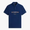 Polo de piqué con bandera náutica de corte regular Polo de piqué con bandera náutica de corte regular