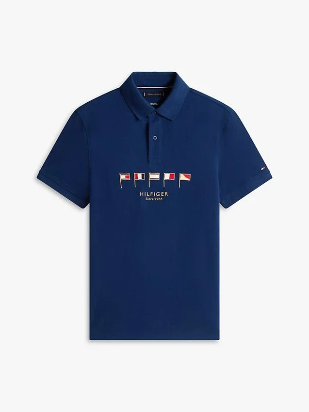 Polo de piqué con bandera náutica de corte regular Polo de piqué con bandera náutica de corte regular