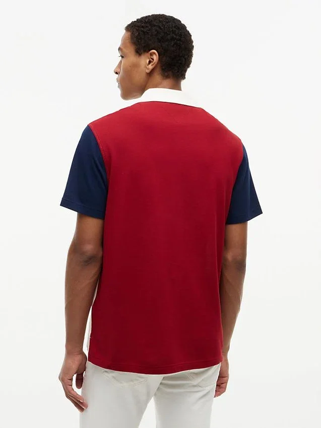 Polo de piqué con bloques de color y corte clásico Polo de piqué con bloques de color y corte clásico