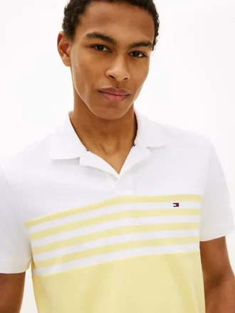 Polo de piqué con bloques de color y corte regular