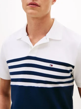 Polo de piqué con bloques de color y corte regular