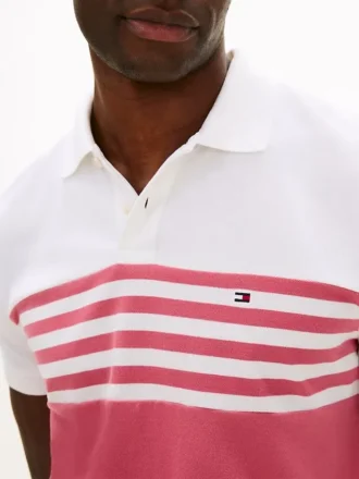 Polo de piqué con bloques de color y corte regular