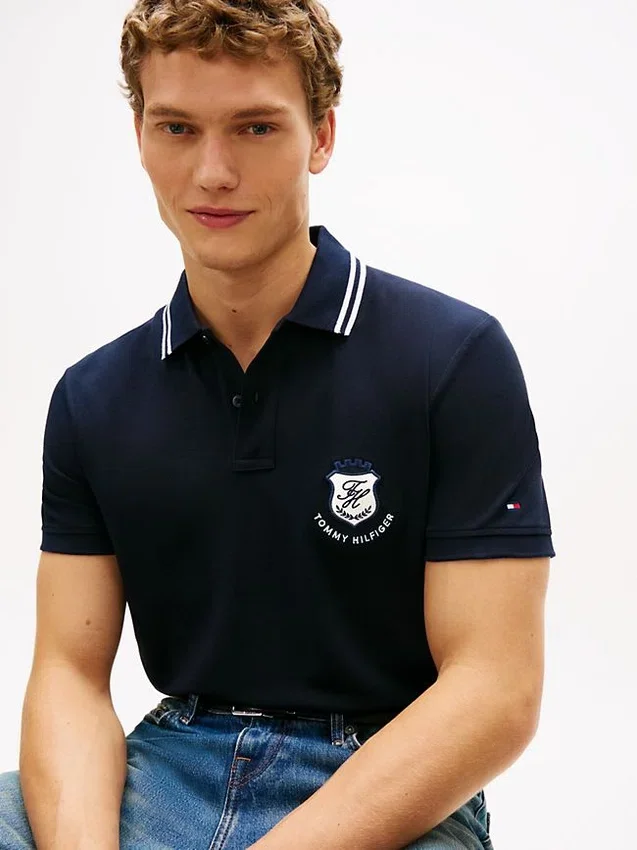 Polo de piqué con escudo monograma de corte regular Polo de piqué con escudo monograma de corte regular