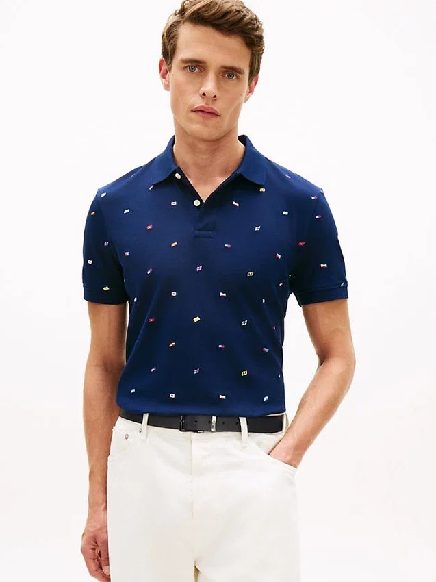 Polo de piqué con estampado de banderas en todo el cuerpo y corte regular Polo de piqué con estampado de banderas en todo el cuerpo y corte regular