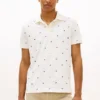 Polo de piqué con estampado de banderas en todo el cuerpo y corte regular