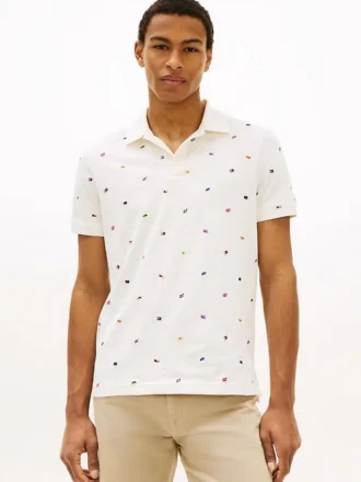 Polo de piqué con estampado de banderas en todo el cuerpo y corte regular