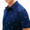 Polo de piqué con estampado de banderas en todo el cuerpo y corte regular Polo de piqué con estampado de banderas en todo el cuerpo y corte regular