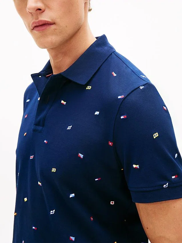 Polo de piqué con estampado de banderas en todo el cuerpo y corte regular Polo de piqué con estampado de banderas en todo el cuerpo y corte regular