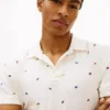 Polo de piqué con estampado de banderas en todo el cuerpo y corte regular