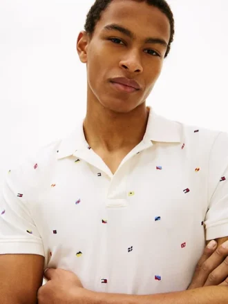 Polo de piqué con estampado de banderas en todo el cuerpo y corte regular