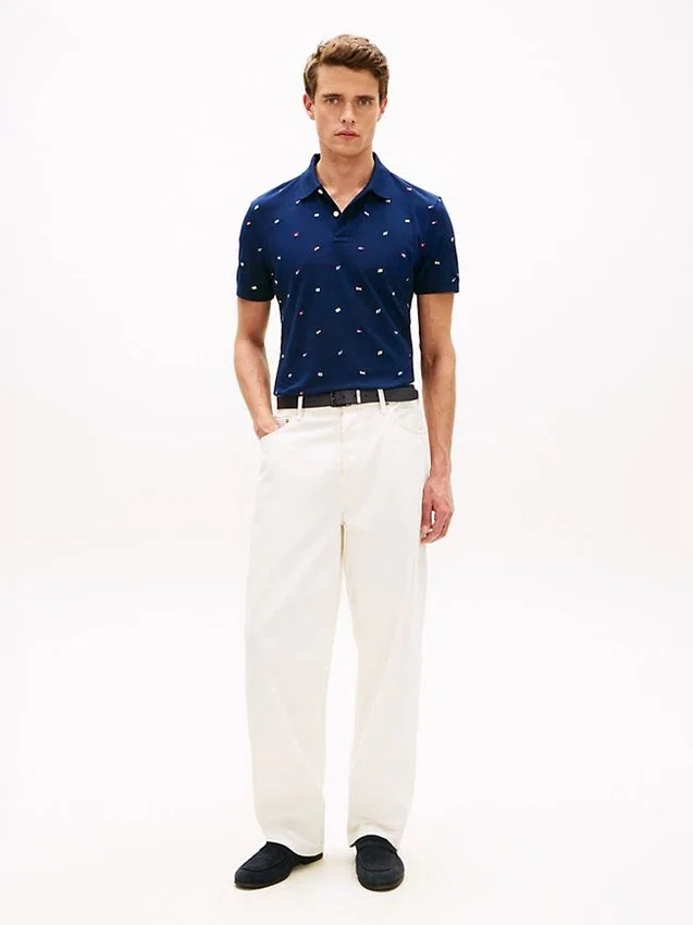 Polo de piqué con estampado de banderas en todo el cuerpo y corte regular Polo de piqué con estampado de banderas en todo el cuerpo y corte regular