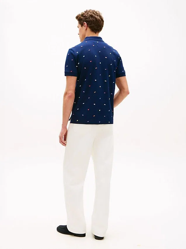 Polo de piqué con estampado de banderas en todo el cuerpo y corte regular Polo de piqué con estampado de banderas en todo el cuerpo y corte regular