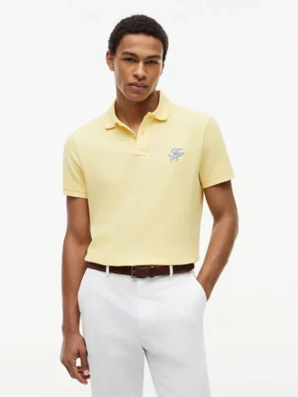 Polo de piqué con monograma en letra cursiva y corte regular