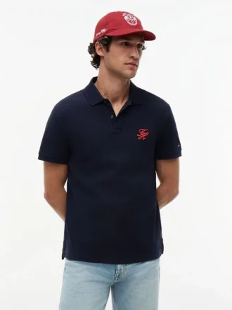 Polo de piqué con monograma en letra cursiva y corte regular