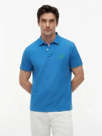 Polo de piqué con monograma en letra cursiva y corte regular
