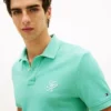 Polo de piqué con monograma en letra cursiva y corte regular