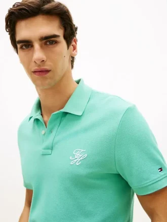 Polo de piqué con monograma en letra cursiva y corte regular