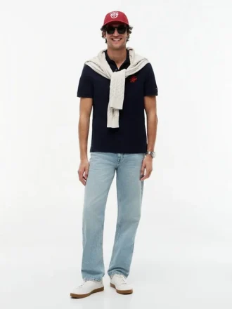 Polo de piqué con monograma en letra cursiva y corte regular