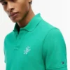 Polo de piqué con monograma en letra cursiva y corte regular